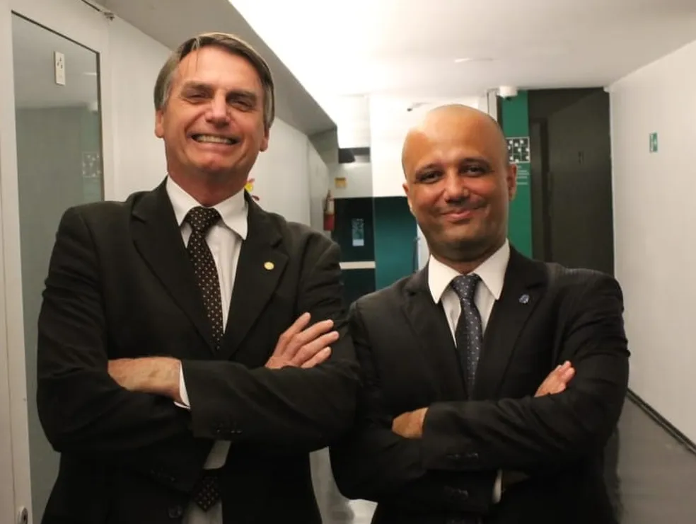 Com aval de Bolsonaro, Vitor Hugo desiste do Senado, é pré-candidato a deputado federal em 2026