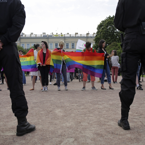 5 Fatos Alarmantes Sobre a Repressão de Putin à Comunidade LGBTQ+ na Rússia