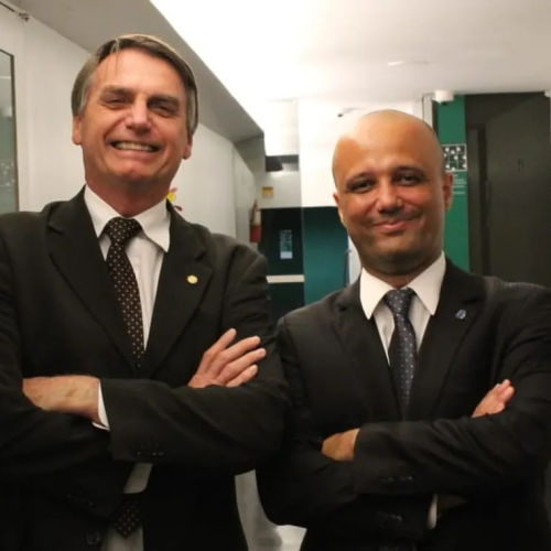 Com aval de Bolsonaro, Vitor Hugo desiste do Senado, é pré-candidato a deputado federal em 2026